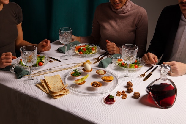 Foto grátis pessoas à mesa desfrutando de um banquete no primeiro dia do seder de páscoa