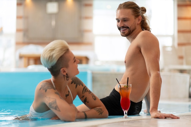 Foto grátis pessoas a relaxar na piscina.