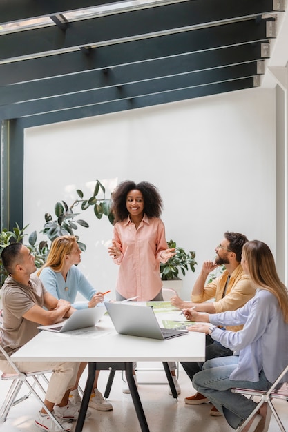 Pessoas a trabalharem juntas numa marca tecnológica