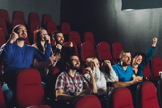 Pessoas, alegrando, em, cinema, auditório