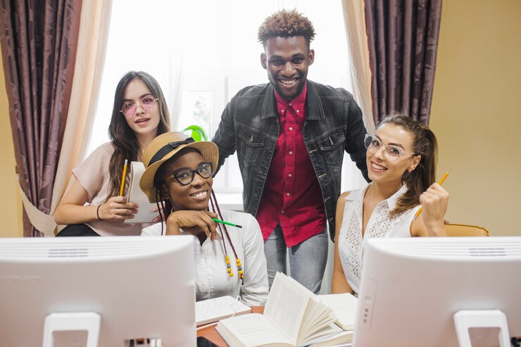 Foto grátis pessoas alegres posando na mesa