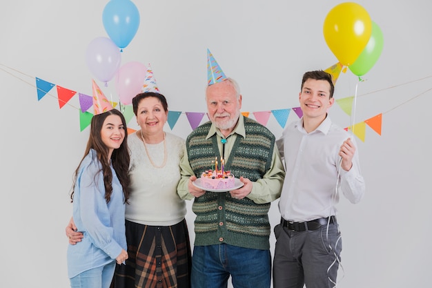 Foto grátis pessoas altas comemorando aniversário