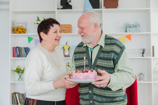 Pessoas altas comemorando aniversário