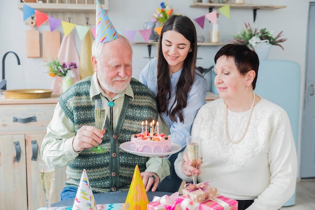 Pessoas altas comemorando aniversário