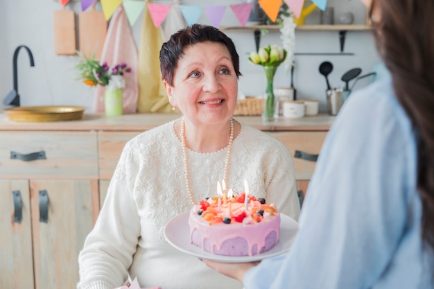 Pessoas altas comemorando aniversário