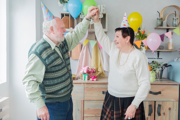 Foto grátis pessoas altas comemorando aniversário