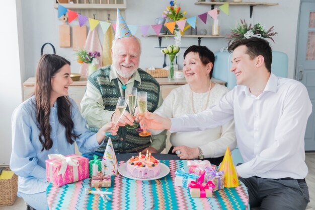 Pessoas altas comemorando aniversário