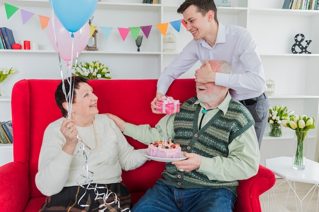 Foto grátis pessoas altas comemorando aniversário