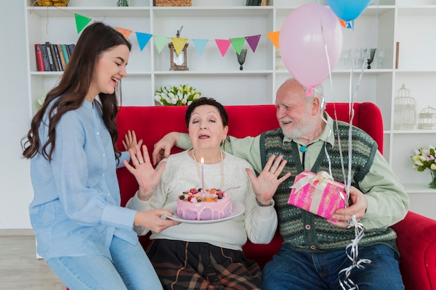 Foto grátis pessoas altas comemorando aniversário