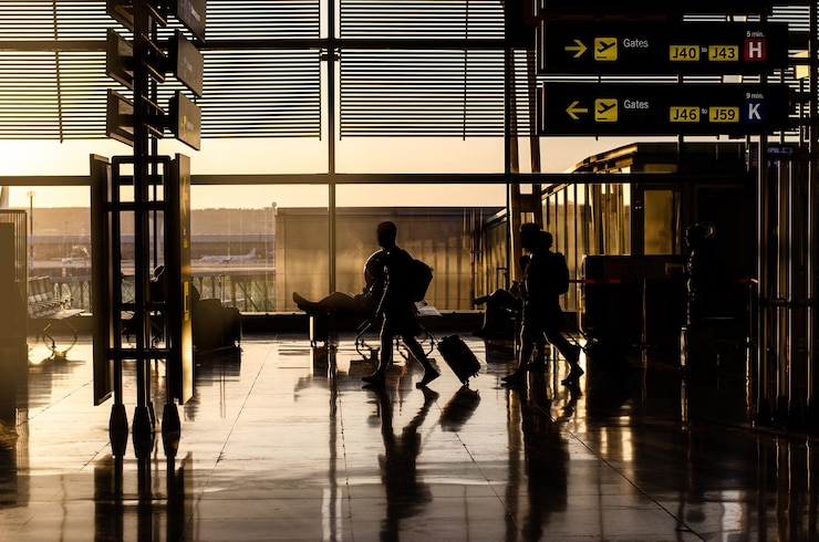 Foto grátis pessoas andando dentro de um terminal de aeroporto