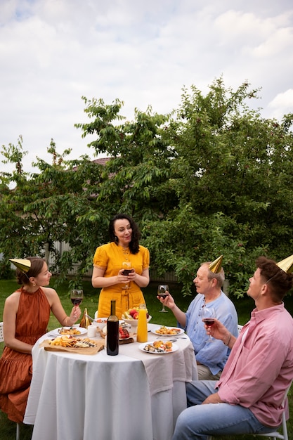 Foto grátis pessoas ao ar livre na celebração do jardim uma festa de aniversário sênior