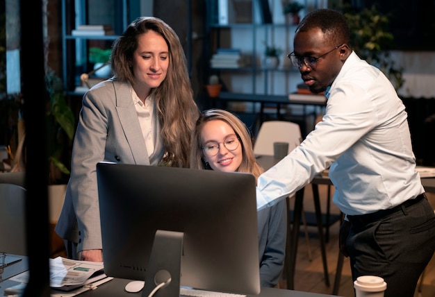 Foto grátis pessoas ao redor de um computador