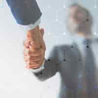 Foto grátis pessoas apertando as mãos no fundo do acordo de negócios