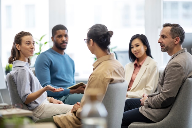 Pessoas aprendendo o idioma juntos plano médio