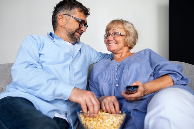 Pessoas assistindo notícias na tv