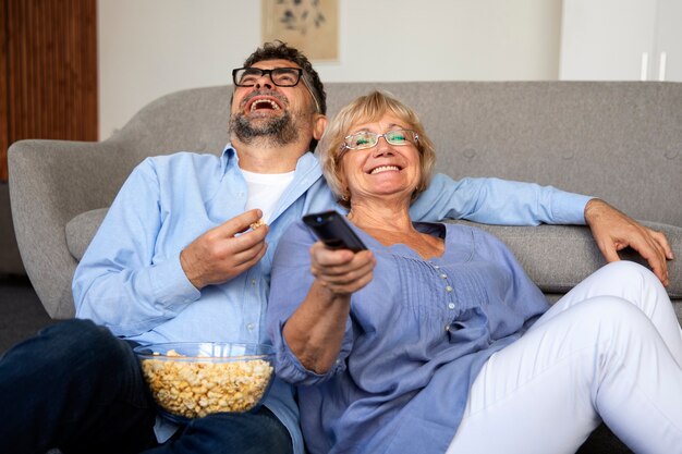 Foto grátis pessoas assistindo notícias na tv