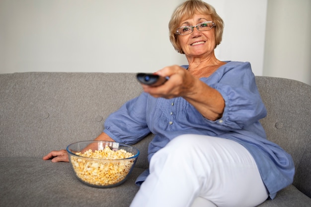 Foto grátis pessoas assistindo notícias na tv