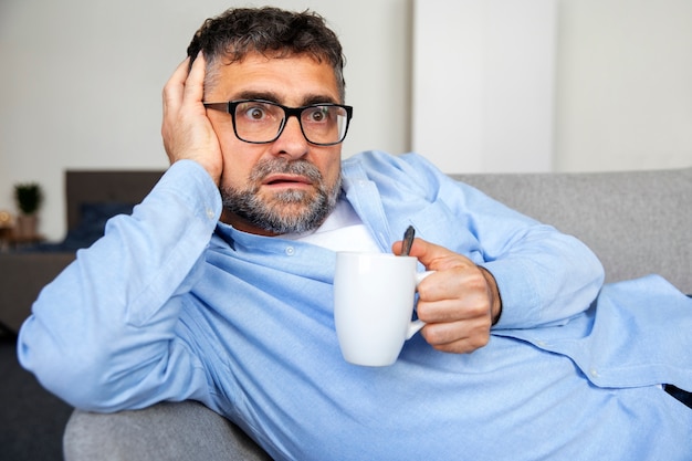 Foto grátis pessoas assistindo notícias na tv