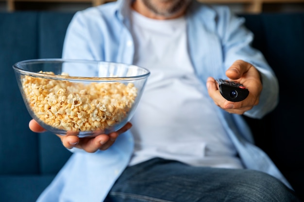 Foto grátis pessoas assistindo notícias na tv