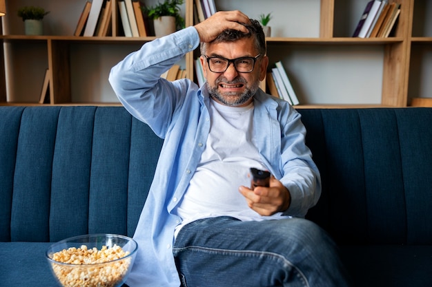 Pessoas assistindo notícias na tv