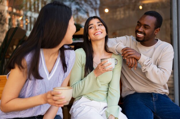 Pessoas bebendo café no refeitório espaçoso