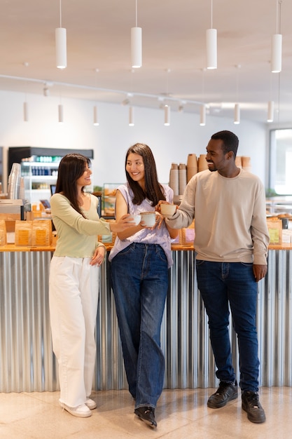 Foto grátis pessoas bebendo café no refeitório espaçoso