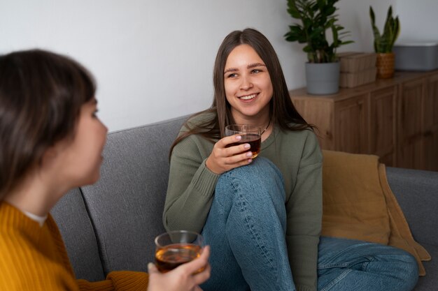 Foto grátis pessoas bebendo kombucha em uma reunião