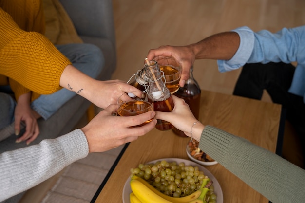 Pessoas bebendo kombucha em uma reunião