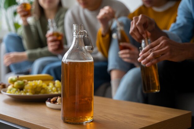 Pessoas bebendo kombucha em uma reunião