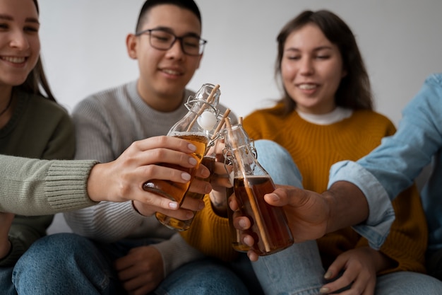 Pessoas bebendo kombucha em uma reunião