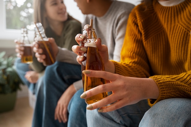 Foto grátis pessoas bebendo kombucha em uma reunião