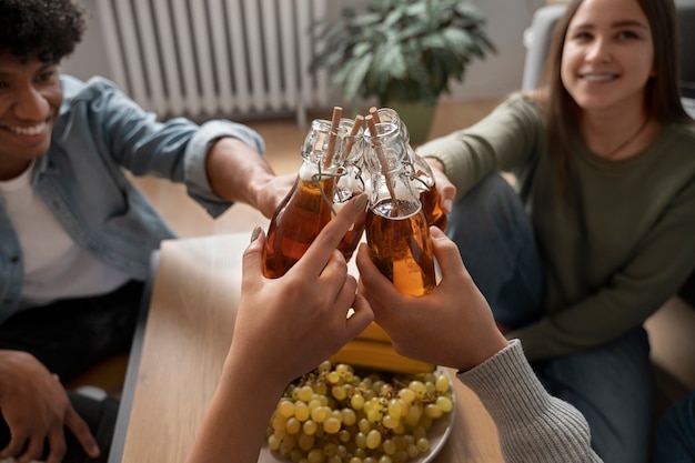Pessoas bebendo kombucha em uma reunião