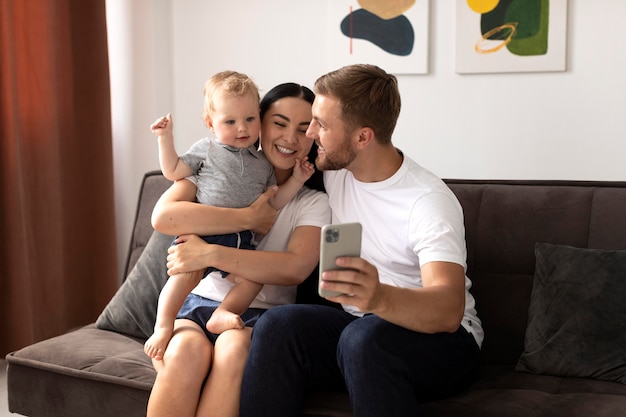 Pessoas bonitas em uma videochamada com a família em casa