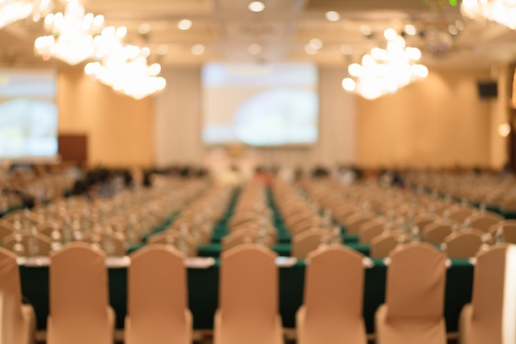 Foto grátis pessoas borradas em seminário ou evento para o fundo