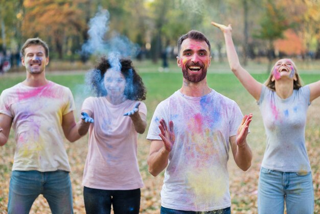 Pessoas brincando com tinta no holi