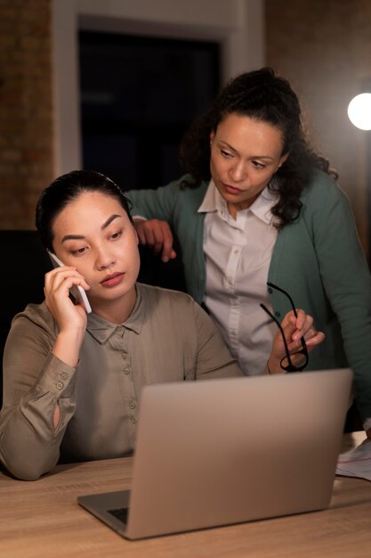 Pessoas cansadas no escritório trabalhando até tarde