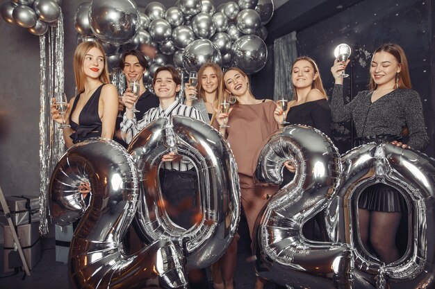Pessoas celebrando um ano novo com grandes balões