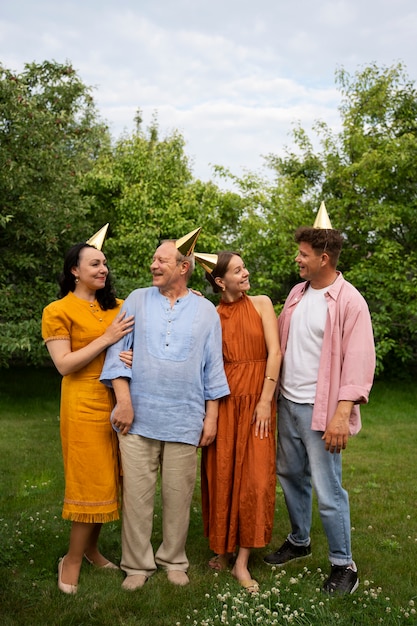 Pessoas celebrando uma festa de aniversário no jardim ao ar livre