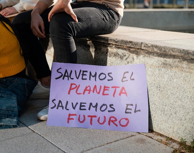 Pessoas com cartazes protestando para o meio ambiente