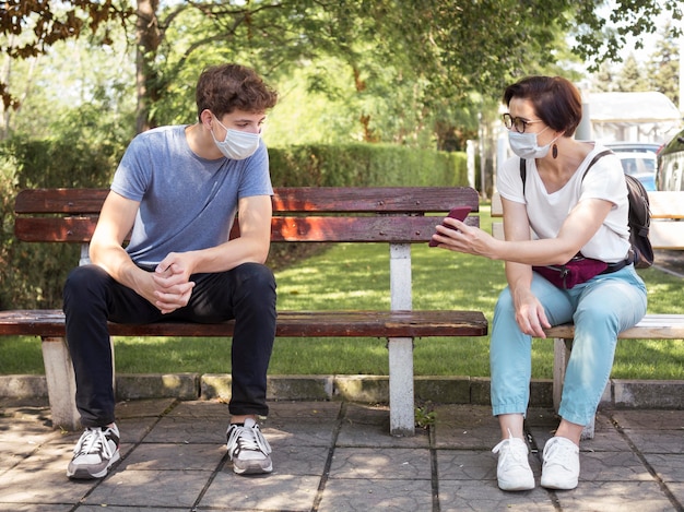 Pessoas com conceito de distanciamento social