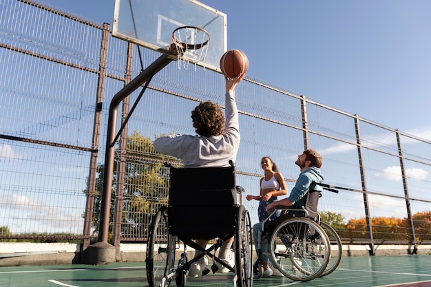 Pessoas com deficiência de tiro completo jogando basquete