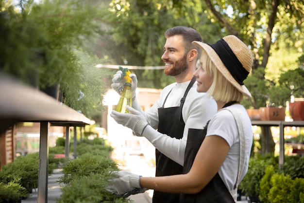 Pessoas com tiro médio regando plantas