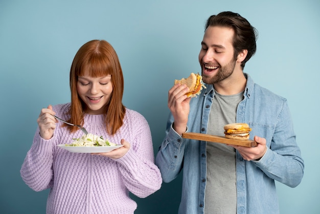 Pessoas com transtorno alimentar almoçando juntos