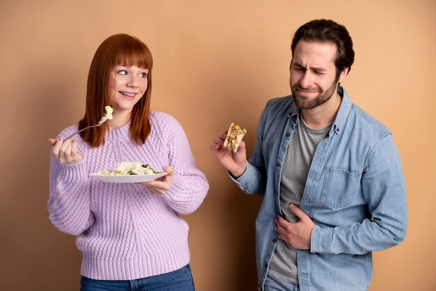 Pessoas com transtorno alimentar almoçando juntos