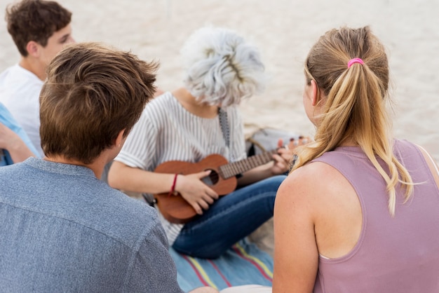 Pessoas comemorando o fim da quarentena na praia