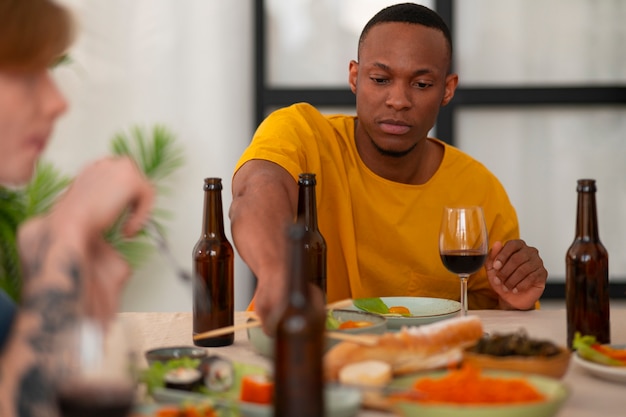 Foto grátis pessoas comendo e bebendo em um jantar