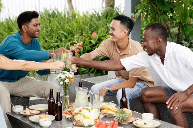 Pessoas comendo em plano médio de festa exterior