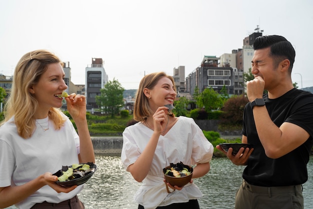 Pessoas comendo lanches de algas