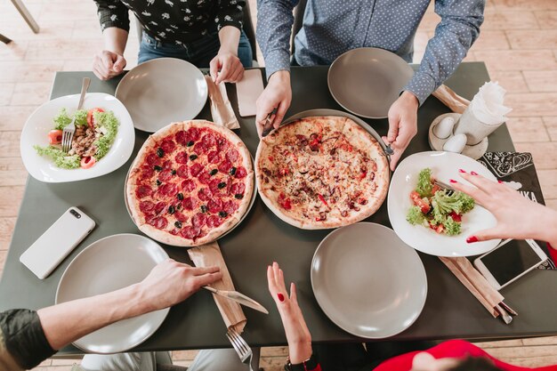 Pessoas, comendo pizza, em, um, restaurante