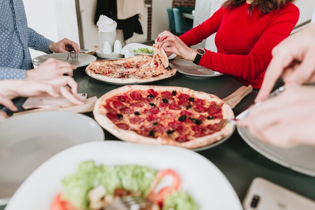 Pessoas, comendo pizza, em, um, restaurante